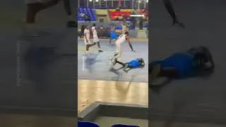 Miniature : Ce joueur tente un coup de coude vicieux pendant un match de basket... et regrette instantanément !