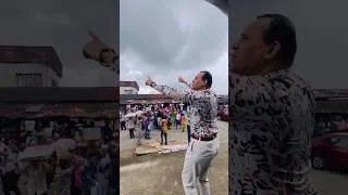 Miniature : Le révérend Théodore Effiong loue Dieu comme le roi David