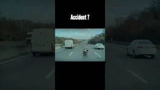 Miniature : Tonneau métallique perdu sur autoroute - Dashcam Tesla merci @MatthieuV 😉