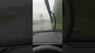 Miniature : il a peur de rouler à 110 km/h sous la pluie avec ses pneus chinois ⚡🫵🫵🫵