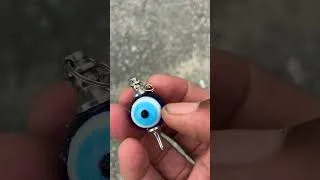 Miniature : Art et récupération: un bijou en verre trouvé dans une rue est mis dans une mosaïque
