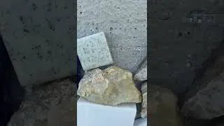 Miniature : Art et récupération: une porcelaine trouvée au bord de la rivière est mise dans une mosaïque