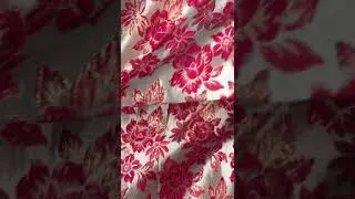 Miniature : brocart Fushia  Éclat floral et touches dorées : Le somptueux brocart pour des créations d'exception