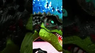 Miniature : Le dinosaure en peluche veut jouer avec le cochon en peluche #shorts #jeux #jouet #dinosaures