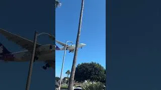 Miniature : Atterrissage d’un avion à l’aéroport de Los Angeles devant le In-n-out #lax #losangeles #innout