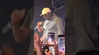 Miniature : Bello FRAPPE un FAN en direct d'un CONCERT !