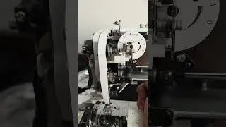 Miniature : Pourquoi faut t’il toujours enfiler une machine avec le pied levé ?