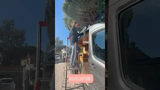 Miniature : Qui aurait cru qu’une gouttière serait indispensable en van?! Sinon = inondation devant l’entrée !☔️