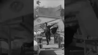 Miniature : Buster Keaton in Steamboat Bill, Jr. Cadet d’eau douce. 1928 #busterkeaton #burlesqueshow #steamboat