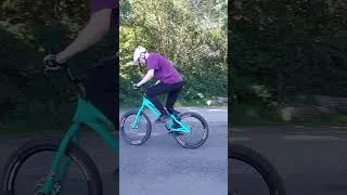 Miniature : Pour ceux qui ont raté le TUTO FAKIE à Noël ! #Tutofakie #streettrials #vtt #fakie  #shorts #short
