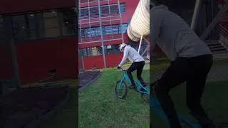 Miniature : FRANCHIR UNE TABLE EN VTT (street trial) ! #streettrials #vtt #Dropp #Frostvtt #Shorts #short