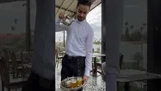 Miniature : ✅ Servir le thé à la Marocaine - La Table de la Koutoubia - Marrakech