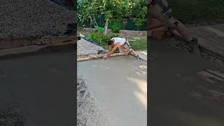 Miniature : Maçon qui taloche une dalle béton