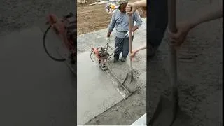 Miniature : niveleuses vibratoires pour applanissement du béton #géniecivil #construction #béton