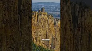 Miniature : La forteresse perchée sur une falaise de 137 mètres.