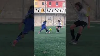 Miniature : CE JEUNE EST UNE PÉPITE ! IL FAUT LE SUIVRE #foot #dribble