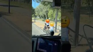 Miniature : ils sont partout sauf sur la piste cyclable @barthekustoms2000 😑 #camion #cycliste