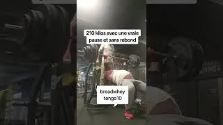 Miniature : Je pose 210 kilos sur mon torse.