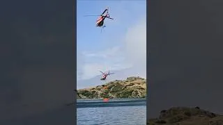 Miniature : Incendies : 2 hélicoptères bombardiers d'eau se ravitaillent sur un lac de montagne des Pyrénées.