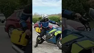 Miniature : Quand le motard des forces de l’ordre veut descendre avec style… 😂🏍️ #youtubeshorts #motard
