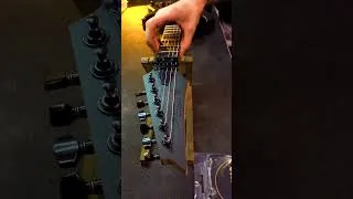 Miniature : Changement de cordes pour des cordes en or
