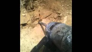 Miniature : Briser la roche avec un perforateur Makita