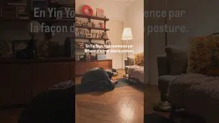 Miniature : En Yin Yoga, tout commence par la façon d’entrer dans la posture.