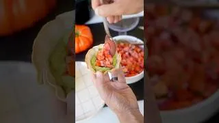 Miniature : Coupelles de wrap et tartare de tomates