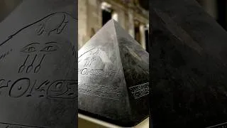 Miniature : LE PYRAMIDION D’AMENEMHAT III #pyramidion