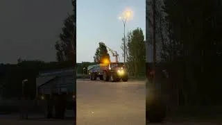Miniature : Moisson nocturne : les remorques vident leurs grains au silo de Gas