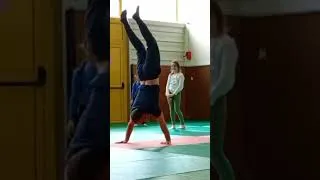 Miniature : Traversée de 2 surfaces de combat de tatami sur les mains.