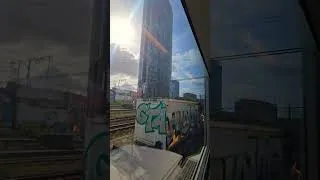 Miniature : 🚆 Vue depuis le train sur les gratte-ciels de la Gare du Nord à Bruxelles 🏙️ #brusselslife #shorts