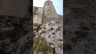 Miniature : Les remparts de la ville médiévale de Provins sous la canicule.