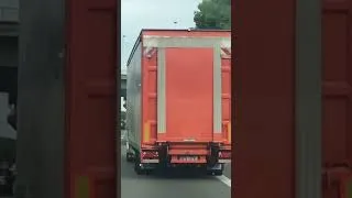 Miniature : Namur (Belgique) : un camion de la couleur de Monsieur Krabs, qui avance comme un crabe. Normal, ou?