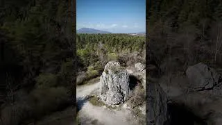 Miniature : Cet immense rocher est venu sur le dos d’un glacier ! Davantage d’infos dans une prochaine vidéo 😊￼
