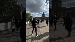 Miniature : Initiation au hula hoop avec Dany Laferrière, de l'Académie française,  sur le pont des Arts