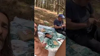 Miniature : Déjeuner avec ami Sarde sous les pins à l’ombre