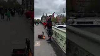 Miniature : ONLY IN LONDON !