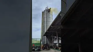 Miniature : Ça fume au silo ! 😁#agriculture #silage #newholland