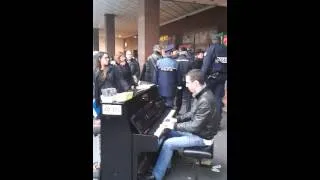 Miniature : Un pianiste joue dans la rue à Paris