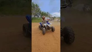 Miniature : Seulement 9 ans… et déjà à fond sur un quad Polaris #atv #kid #girl #quad #drift