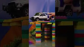 Miniature : 💥 Qui peut sauver la voiture tombée du pont ?! 😱🚗