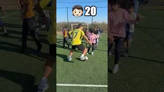 Miniature : Combien d’Enfants faut-il pour arrêter un Adulte au Football ?
