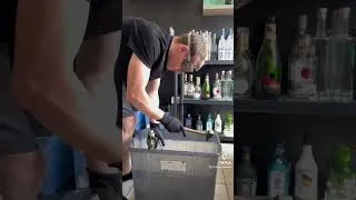 Miniature : Broken transforme des bouteilles cassées en oeuvres d'art