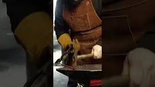 Miniature : Je forge un décapsuleur 🛠️🍻/ Forging a Bottle Opener