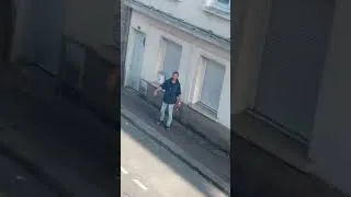 Miniature : Saint-Hilaire-du-Harcouët : un homme menaçant avec une hache en journée et en plein centre-ville.