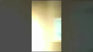 Miniature : Une étrange apparition sur un lit
