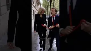 Miniature : Le couple macron en balade 😂🐶 #macron #brigitte #chien #animal #humour #fou #paris