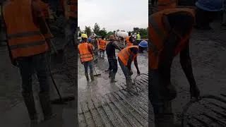 Miniature : 🔴Génie Civil | Vibration du béton sur la table de compression d'un dalot