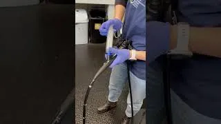 Miniature : Instillation du sérum physiologique dans les voies respiratoires inférieures via l’endoscope